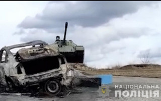 Под Киевом легковушка протаранила «Вечный огонь» и сгорела дотла