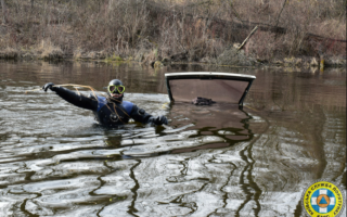 В Киеве обнаружили затонувшее авто, фото