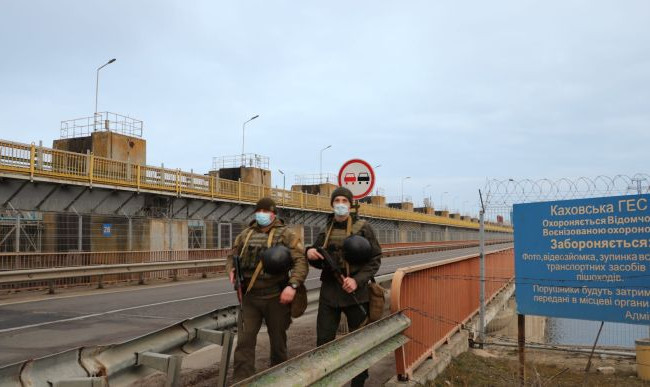 Каховскую ГЭС захватили оккупанты: подвели танки