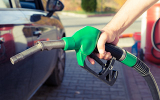 Не більше 20 літрів: мережа АЗС обмежила об’єм топлива для заправки авто