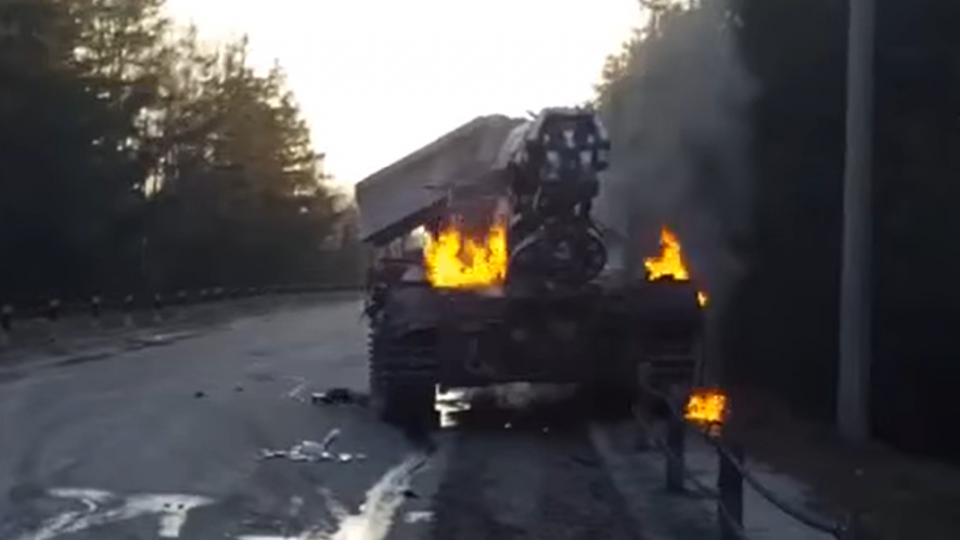 Под Черниговом мужчины вытащили российских танкистов и подожгли танк: видео