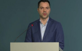 Арестович вышел отвечать на вопросы СМИ вместо Зеленского и призвал граждан вешать флаги
