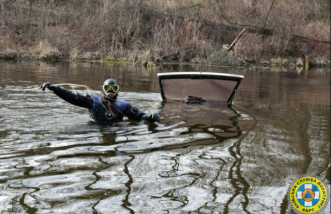 В Киеве обнаружили затонувшее авто, фото