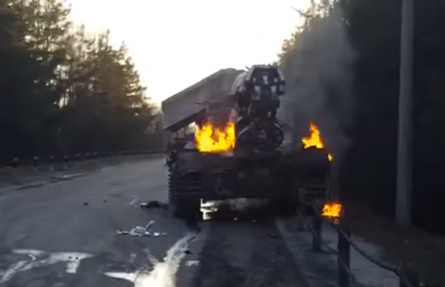 Под Черниговом мужчины вытащили российских танкистов и подожгли танк: видео