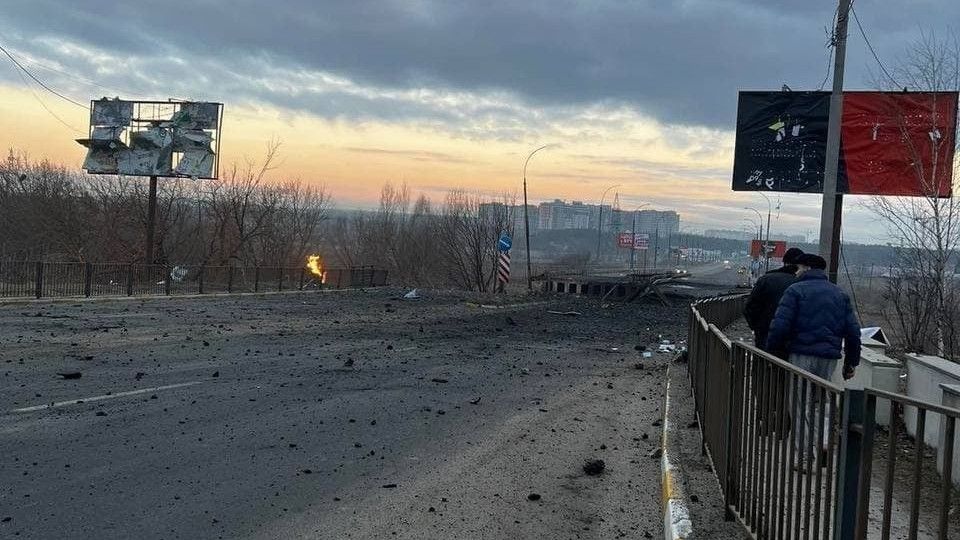 В районах Димер та Іванків ведуться бої: міст через річку зруйновано, фото