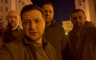 Зеленский записал видео на улице Банковой вместе с Ермаком и Арахамией