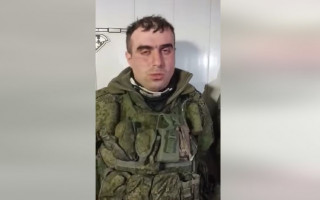 «Захватчики сдаются в плен»: ВСУ опубликовали видео с двумя российскими военными