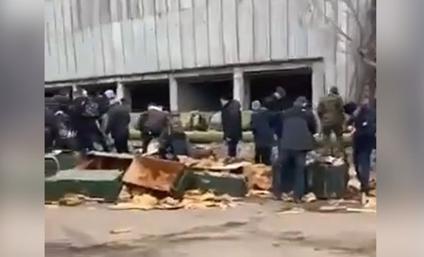В Киеве на Оболони раздают оружие всем желающим, даже не требуя документы, ВИДЕО