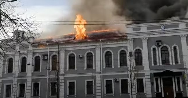 В Чернигове горит здание СБУ, видео