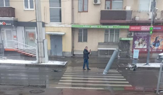 На улицы Харькова, прямо к жилым домам, прилетели несработавшие ракеты — сообщают очевидцы