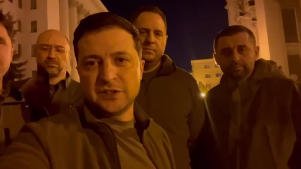 Зеленский записал видео на улице Банковой вместе с Ермаком и Арахамией