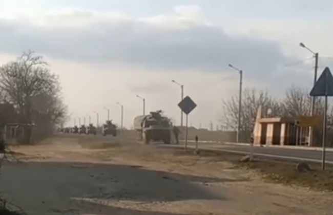 Украинец голыми руками останавливал колонну техники российских войск: видео