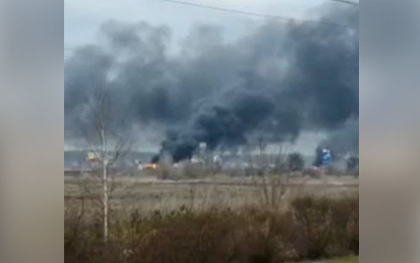 Под Гостомелем ВСУ сожгли большую колонну российской бронетехники, видео