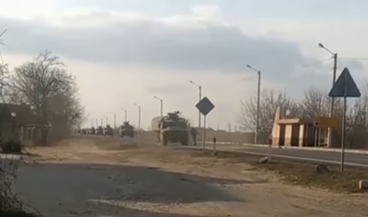 Украинец голыми руками останавливал колонну техники российских войск: видео