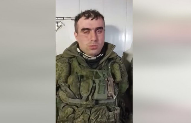 «Захватчики сдаются в плен»: ВСУ опубликовали видео с двумя российскими военными