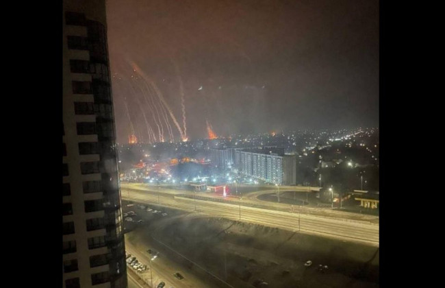 Ночные взрывы в Киеве: показали видео работы систем ПВО