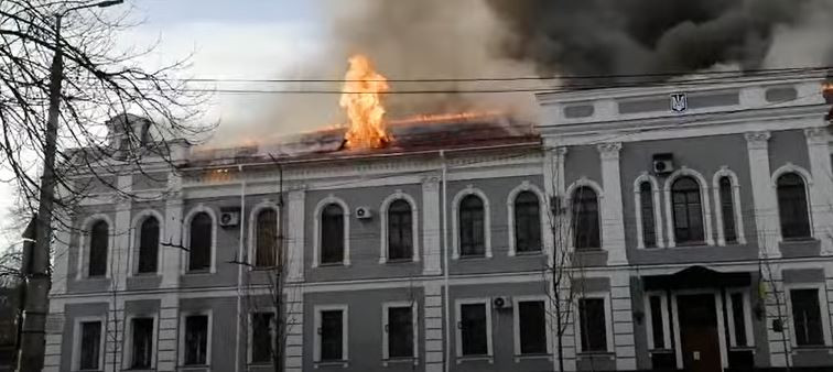 В Чернигове горит здание СБУ, видео