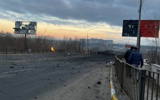 В районах Димер та Іванків ведуться бої: міст через річку зруйновано, фото