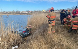 Разбили окна, чтобы выбраться: под Одессой иномарка въехала в водоем