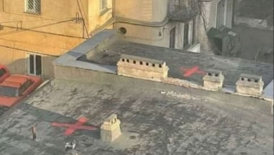 В центре Киева на крышах домов появились вражеские метки