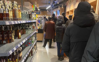 В некоторых магазинах Киева закончился хлеб и вода, ФОТО