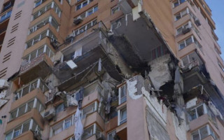 Ракетный удар в дом на Лобановского: появилось видео момента попадания ракеты