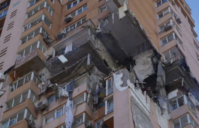 Ракетный удар в дом на Лобановского: появилось видео момента попадания ракеты