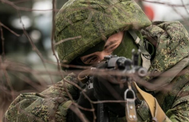 Военные РФ «стреляют» сигареты и просят воду у украинцев прямо на дороге, видео