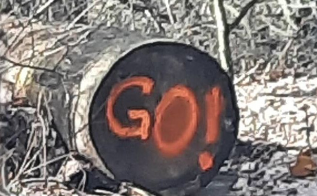 Украинцев просят уничтожать отметки российской армии на дорогах: как они выглядят