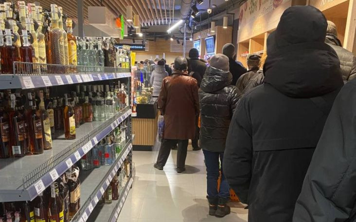 В некоторых магазинах Киева закончился хлеб и вода, ФОТО