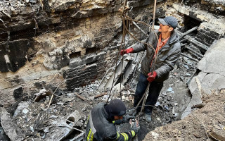 Обстріли військового містечка у с. Калинівка: рятувальники розбирають завали, ФОТО