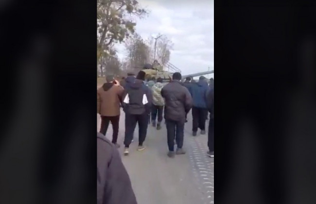 Российские танки едут назад: люди голыми руками останавливают их, ВИДЕО