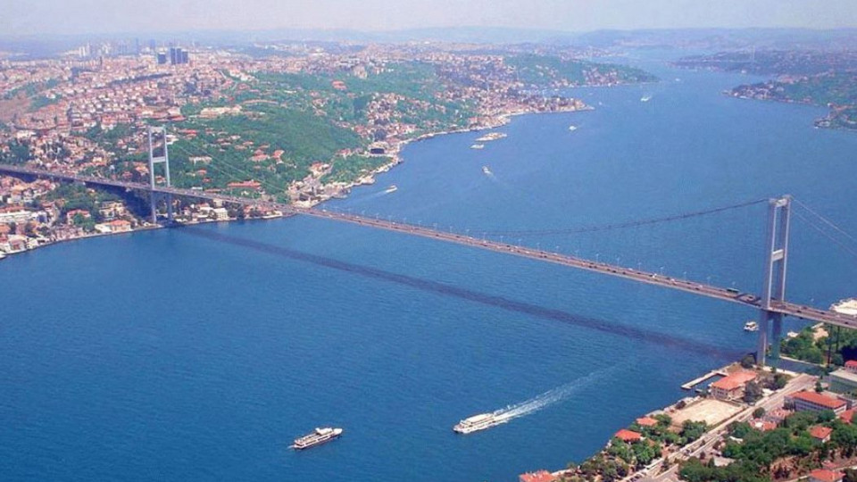 Турция подтвердила, что закрывает Босфор для военных кораблей России