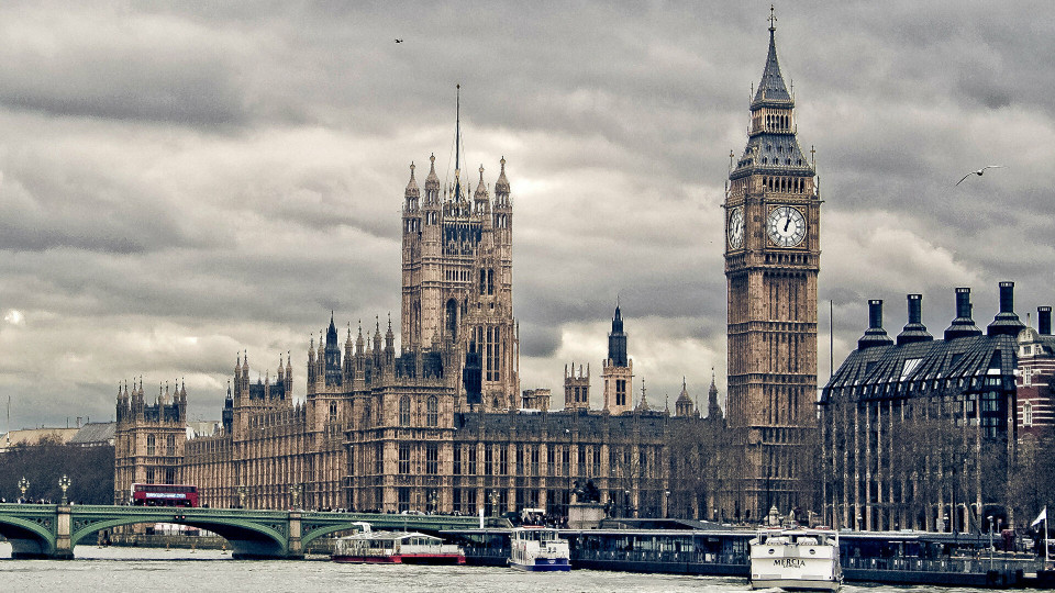 Лондон запрещает заход в британские порты судов, связанных с РФ, — глава Минтранса Британии
