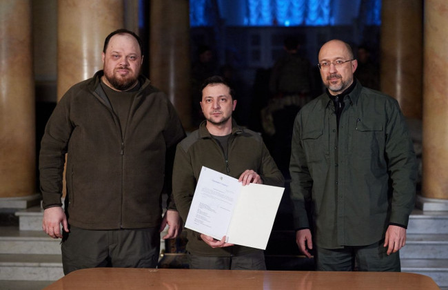 Володимир Зеленський підписав заявку на членство України в ЄС, ФОТО