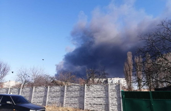 Російські військові обстрілюють Чернігів: спалахнула потужна пожежа, фото і відео