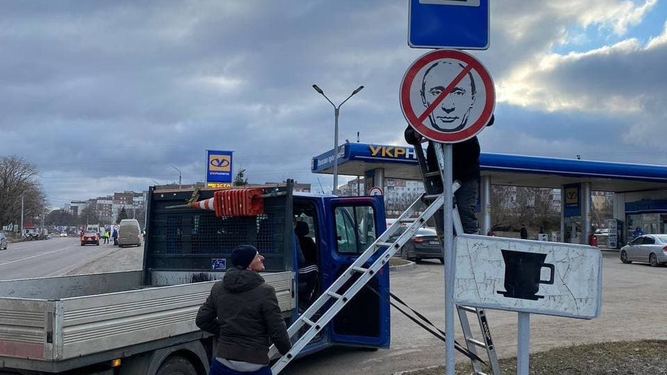 В Україні з’явився новий дорожній знак «Окупантам рух заборонено»: фото