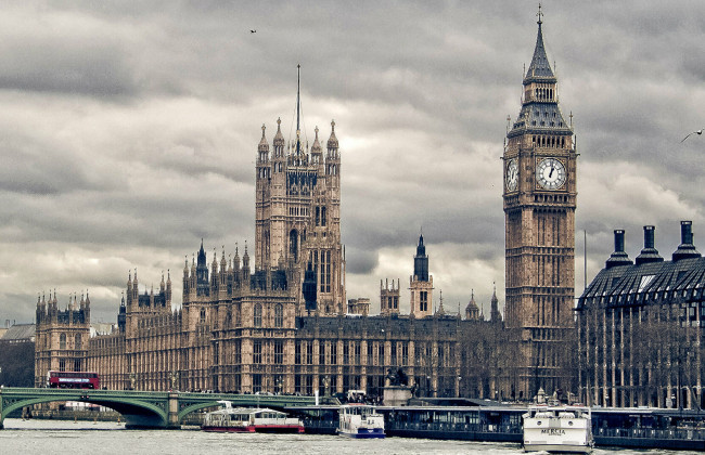 Лондон запрещает заход в британские порты судов, связанных с РФ, — глава Минтранса Британии