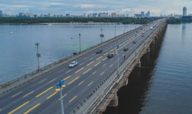 Где перекрыты мосты: для водителей в Киеве появилась важная информация