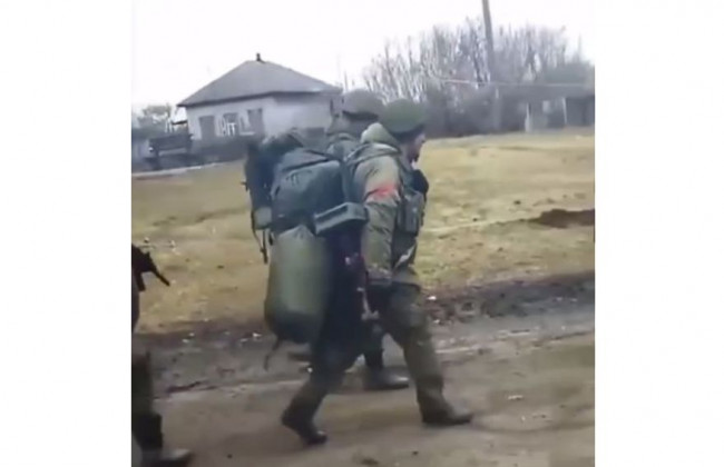 «Пусть идут и не позорятся»: под Конотопом россияне бросили технику и пошли домой пешком, видео