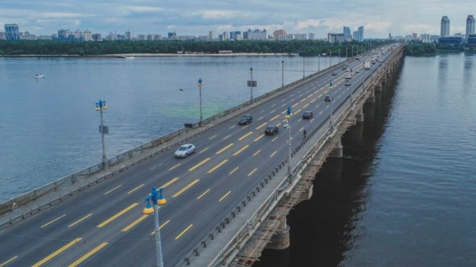 Где перекрыты мосты: для водителей в Киеве появилась важная информация