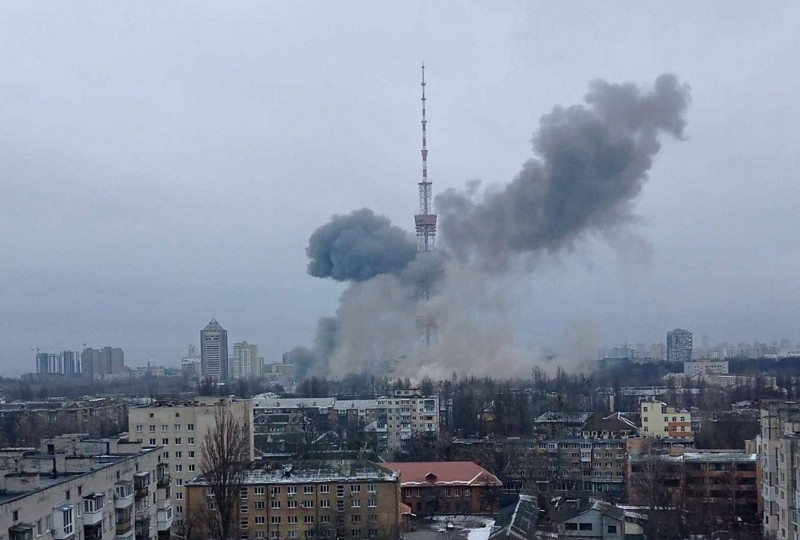 В Киеве пытаются уничтожить телевышку, ВИДЕО