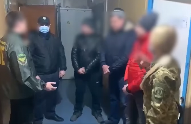 Пытались за взятку выехать из Украины: пограничники направили в военкомат 10 мужчин