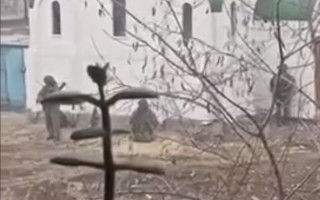 Российские солдаты молятся о том, чтобы выжить, ВИДЕО