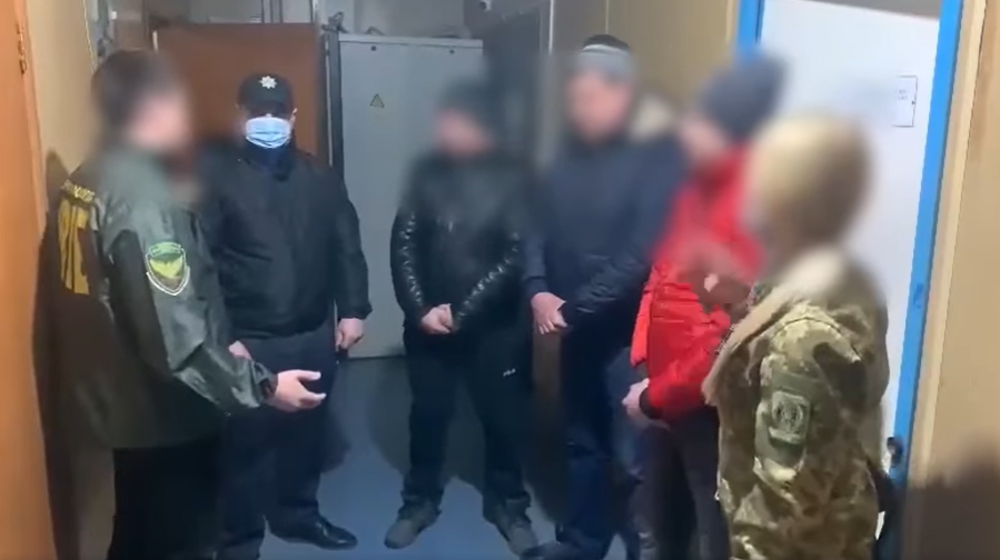 Пытались за взятку выехать из Украины: пограничники направили в военкомат 10 мужчин