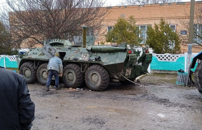 В хозяйстве сгодится: под Николаевом местные укатили вражеский БТР на тракторе, фото