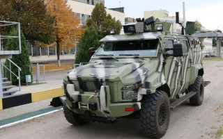 «КрАЗ» беcплатно передал украинским военным техники на $1 млн