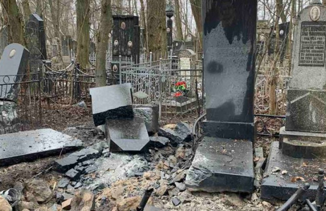 Под Киевом от обстрела оккупантов пострадало кладбище: фото