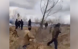 Оторвало ногу: в Энергодаре оккупанты бросили гранату в мирных граждан, видео