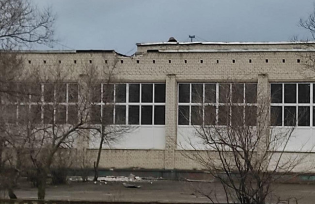 В Северодонецке вражеский снаряд попал в спортивный зал школы, где прятались люди